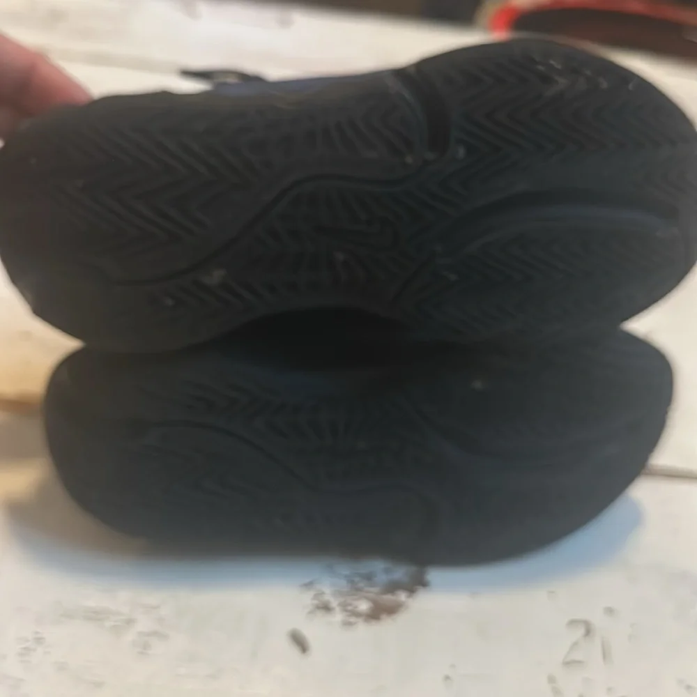 Nike black youth size 2.5 basketball shoes - Picture 7 of 7